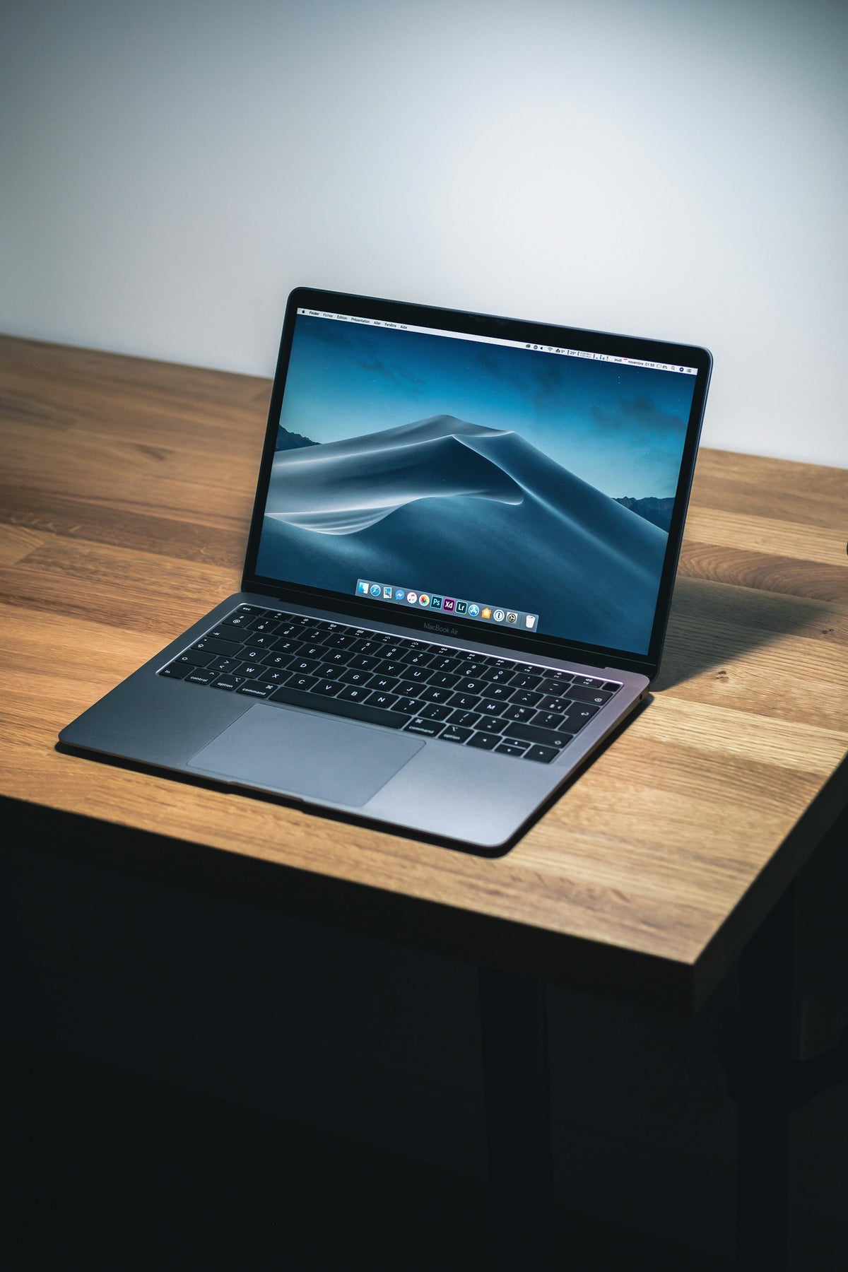ipalace-mac MacBook on wooden desk